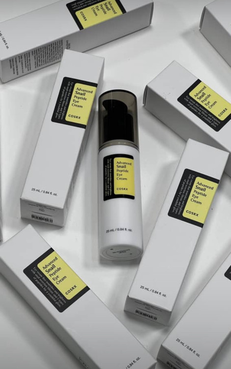 1. آبرسان و بازسازی طبیعی پوست 2. کاهش خطوط ریز و چین و چروک 3. برطرف کننده تیرگی اطراف چشم 4. بهبود پف زیر چشم * حجم: 25 میلی لیتر مناسب برای: انواع پوست * کشور مبدا برند: کره جنوبی